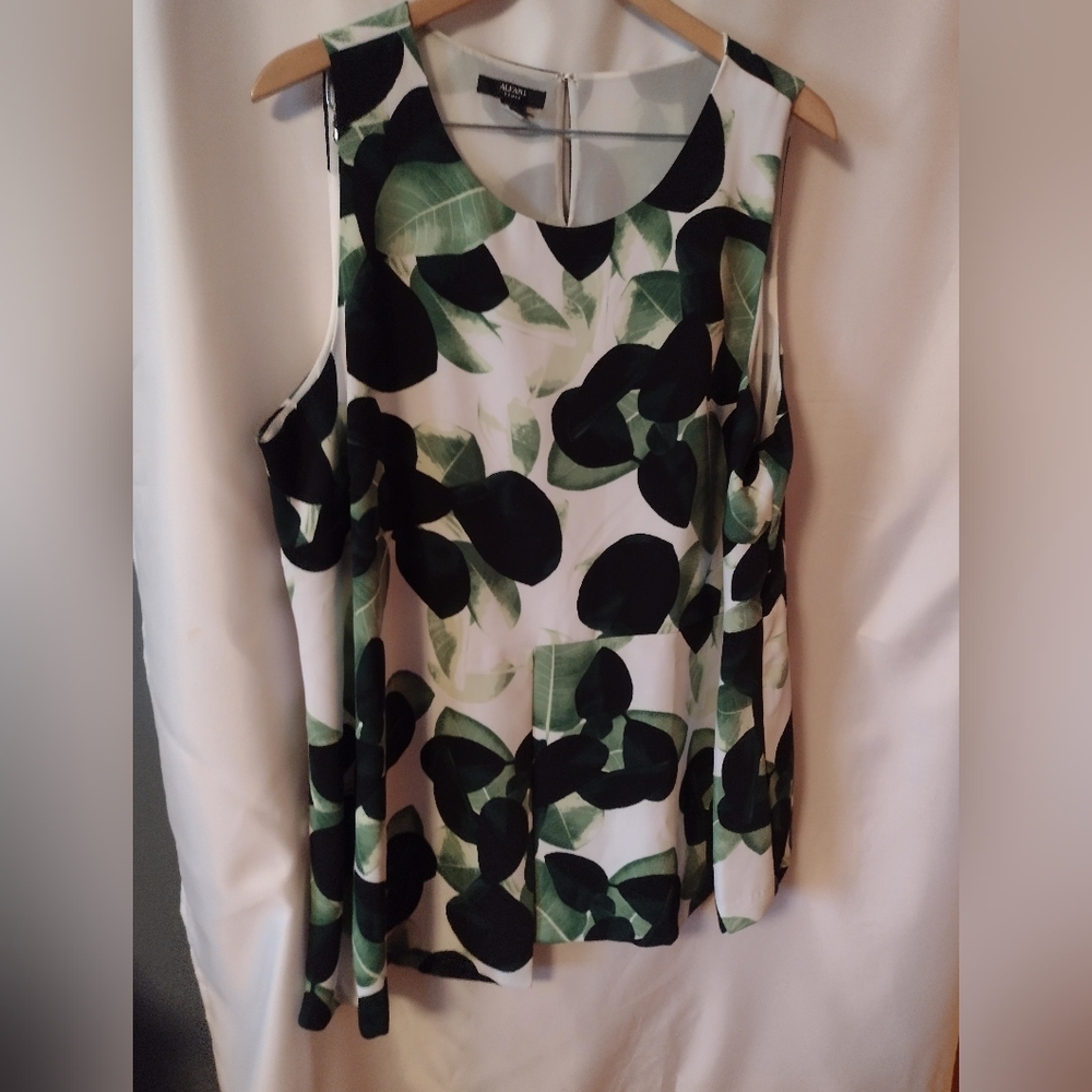 Women's sleeveless blouse size 20